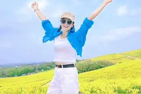 春季出游，好看的站姿拍照学起来，一个人也可以轻松拍出美照#女生出门游玩拍照姿势盘点 #拍照姿势 #出游拍照姿势