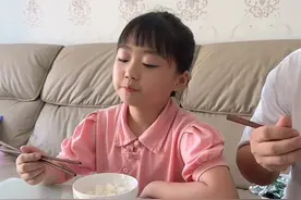 雅芯吃饭吧唧嘴，妈妈一招轻松帮她改正……#你家孩子也这样吗 #记录真实生活 #熊孩子 #家庭视频封面