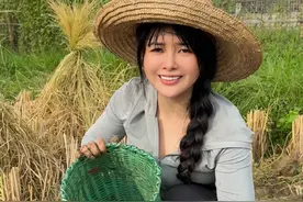 农村的田野就是一个天然的宝藏世界，今天我来挖泥鳅啦！感受着泥土的芬芳，追寻着泥鳅的踪迹，那种惊喜与满足，只有亲身经历才能懂得。快来和我一起，体验这最纯粹的乡村乐趣！#农村生活 #挖泥鳅 #记录真实生活视频封面