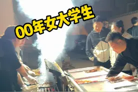 00后女大学生在上海桥洞里摆地摊的一天#这一口简直香迷糊了 #人间烟火最抚人心 #00后创业女孩视频封面