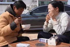 不知道她是谁的家人，这一刻看到的只有心疼