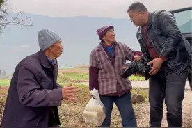 儿子因为癌症去世、留下两个孙子給两位老人、大孙子四五年无音讯小孙子贷款读大学、一年出头居然不称肉吃可想而知生活是多么的艰辛、希望我们可以为他们老人家带去一份温暖#正能量 #传递善良传递爱 #原创 #内容过于真实视频封面