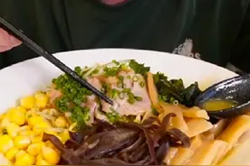 大骨熬汤，非常棒的豚骨拉面，排队的人很多，下回早点来视频封面