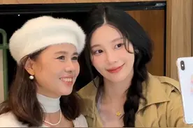 这谁还分得清是姐妹还是母女呀~#穿搭#互换穿搭#秋冬穿搭#闺蜜拍照#敷尔佳修护cp视频封面