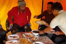 世界第二高峰乔戈里峰（海拔8611米）攀登第24天 今天穿过冰川来到世界第12高峰布洛阿特峰大本营（冰川里很危险，过去几年遇难了两个人，后来才知道），和朋友们交流下感情，主要是蹭吃蹭喝，换换不同的食物口味，哈哈哈。#乔戈里峰 @DOU+小助手 @抖音短视频视频封面