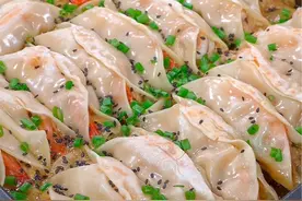 今天做了家人都爱吃的鲜肉虾仁锅贴，皮薄馅大，鲜嫩多汁#锅贴 #妈呀太香了 #利仁双拆盘电饼铛#利仁电饼铛#煎烤机