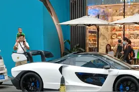 这一刻我仿佛明白了赚钱的意义，爸爸带着儿子看跑车拍照，小朋友从小就埋下了超跑梦！#迈凯伦塞纳 #人字拖爱豆 #人字拖爱豆天天vlog #牛油果 #男人的梦想视频封面