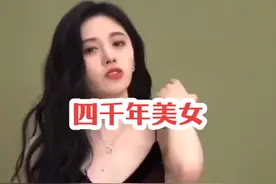 鞠婧祎采访遇吊带断裂，专业态度获好评#鞠婧祎 #娱乐圈视频封面