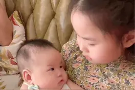 由于我女儿不停的抱弟弟…于是…弟弟就像个跟屁虫似的整天黏着姐姐，一到晚上就拿着他的小枕头去找姐姐…#姐弟日常 #二胎生活 #姐姐带娃系列 #人类幼崽 #热门视频封面