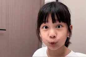 她用纸做了一套她们班级里的书桌 #手工#儿童手工#阿诗的日常