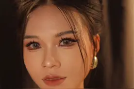 黄黑皮轻泰妆 黄黑皮是新手化妆师们害怕的之一，底妆太白了发灰、妆容化淡了跟没化一样、化重了显脏，这个教程分享给你们#美妆模范生 #化妆教程 #黄黑皮妆容 #轻泰妆视频封面