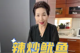 韩国今年物价太高了～欧巴今天买了6条鱿鱼花了250多人民币～婆婆说做辣炒鱿鱼吃嘎嘎香#好吃到停不下来视频封面