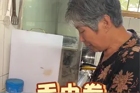 毛巾卷 用电饼铛居然就可以做甜品，这应该是甜品界最简单的吃法。妈妈在家让我们实现了毛巾卷自由，真的超级无敌好吃！#抖音美好食光 #毛巾卷 #甜品治愈一切 #在家做美食 #内容启发搜索视频封面