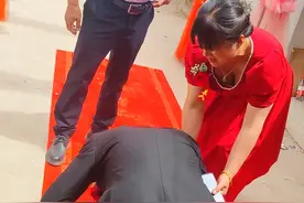 感人婚礼现场！新郎再次返回家中为岳父岳母跪拜感恩！#上热门 #现场实拍 #感人一幕 #喜结良缘 #感恩父母视频封面