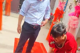 感人婚礼现场！新郎再次返回家中为岳父岳母跪拜感恩！#上热门 #现场实拍 #感人一幕 #喜结良缘 #感恩父母视频封面