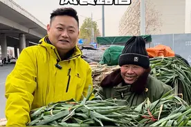生活的艰辛在他脸上刻下了深深的皱纹，但从未磨灭他内心的希望。他就像一棵寒冬里的松柏，在风雪中坚守，用自己的方式为家人撑起一片温暖的天空，默默承受着生活的不易，顽强而又坚定的守在装满生活希望的菜车旁。#郑州玉坤哥 #传递正能量 #郑州 #人间温暖 #抖音小助手dou上热门视频封面