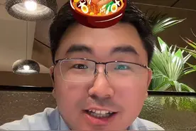 张亮退出了！对，就是那个‘张亮麻辣烫’的创始人。天眼查显示，他不再是集团的直接股东，原来持股 10% 的张亮和 90% 的上海毅珩公司双双退出，新股东变成了他自己全资控股的上海毅言久鼎公司。换句话说，张亮从台前撤出，幕后独揽 100% 控制权。 这动作太妙了！表面退出，其实是升级，用‘间接持股’来保护自己，也为后续融资、扩张留了空间。 这股权不是死板的数字，而是手里的武器。懂得变换架构，才能既稳住控制权，又给未来操作留下余地。 所以别被表象骗了，真正的高手，往往不在舞台上喊口号，而是在幕后把局布好。#创业 #180条创始人IP海南 #张亮退出张亮麻辣烫直接股东