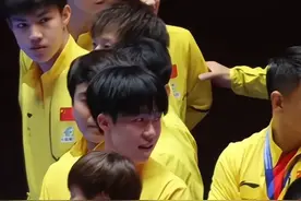 国乒合影环节迟迟未见孙颖莎，球迷们开始发力寻找！#孙颖莎
