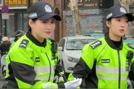 西湖边遇到杭州女交警的天花板佳佳警官和兔子警官 她们相互整理着装，准备出发。#现场实拍 #杭州 #正能量视频封面