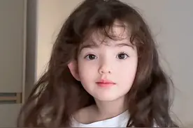 中国人叫她外国人  外国人又叫她中国人  去到国外又被叫老外她天都塌了#萌到爆炸了💥 #爸爸带娃#混血宝宝 #人类幼崽成长计划 #幼崽观察手册视频封面