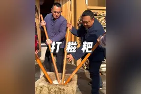 传统打糍粑绝对是个体力活，至少需要三个壮汉才行，打好的糍粑裹上熟芝麻粉和白糖，软糯香甜，越嚼越上瘾。#我的乡村生活 #地方特色美食 #蕲艾