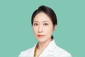 甲流来袭！为什么有的人出现皮疹？ #抖音创作者大会 近期甲流来势汹汹，一般来说，甲流的典型症状是发热、咳嗽、乏力、头痛等，但有些人却出现了皮疹，这是怎么回事呢？第一每个人的免疫系统对甲流病毒反应不同，有的人会产生异常的免疫反应，导致皮肤出现皮疹。第二在治疗甲流的过程中使用了某些药物，比如退烧药或者一些抗感染药物，而患者对这些药物过敏，也会表现出药疹。第三在感染甲流期间，患者可能同时感染了其他一些能引起皮疹的病毒或细菌，导致症状出现。第四感染甲流后，原有银屑病、荨麻疹等皮肤病，病情加重，出现皮疹。因此感染甲流期间如果出现了皮疹不要恐慌，尽快咨询专业的皮肤科医生，总之，虽然皮疹不是甲流的典型症状，但了解其可能出现的原因，有助于我们更好地应对甲流带来的各种情况，保障身体健康！#抖出健康知识宝藏 #甲流 #情绪松绑给心灵放个假 #健康咨询来小荷 @抖加🔥上热门🔥dou+🔥热点宝视频封面
