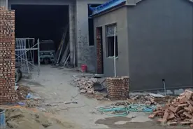 从公元前221年秦朝建立到如今，从秦朝那会儿算起，到现在2246年了。 漫长的2246年，其实也不过是麦子熟了2246回。其实1978年开始改革开放，距离清朝灭亡也才过去66年。 如果一个人的寿命是70年，那么2246年，也就是32个人生死相接的一生。 我们总是被一些大词裹挟，沉迷于一些宏大叙事、空洞概念，其实不如想想这短暂的一生，到底为什么而活。 小时候背的那些诗词，秦时明月汉时关，其实就是说，你脚下踩的这片地，秦始皇、汉武帝也踩过; 人生代代无穷已，江月年年望相似，就是说，你抬头看的那轮月亮，李白、苏轼也看过。 还有那“万里长城今犹在，不见当年秦始皇”，就是说，什么千秋霸业、功名利禄，在时间面前都成废墟，一切活法都不如按自己喜欢的方式度过。所谓人生，不过几十次麦熟。这短短的一生，我们最终都会失去。不妨大胆一些，爱一个人，攀一座山，追一个梦。历史从没新鲜事，反观只是过来人！