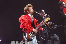 #王源 红衣破洞牛仔裤弹吉他唱着《滚烫的青春》太帅了#王源演唱会抖音特别场 #抖音城市生活节