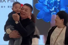 当吃薯条的孙子突然看到爷爷奶奶…#松果在这 #隔辈亲有多亲视频封面