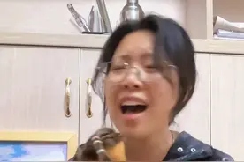 原来友情真的是阶段性的🥺 她是我的十年好友。大学她在北京，我在广东；毕业之后她去辽宁读研，我去上海打工；隔很远，但我们几乎每天都有联系，放假回家也必定会见面。在大学我没交到那么知心的朋友，上班之后更不用说。那时候我每天最轻松快乐的时光就是下班去下水道间录抖音唱歌 然后跟她闲聊。 友情裂口？我真的想不到。仔细回忆起来，我们的话题慢慢开始变少是我抖音有视频小火了一下开始的…这不是猜测，而是通过分析我们的聊天记录得出的结论。但我真的不懂，这不是该高兴的事情吗，这也跟她没有任何利益冲突哇…我真的想不明白了。 我家里人说成长就会面临很多分别，没什么好流泪的。可我一直觉得我们真的可以是一辈子的好朋友，所以冲击有点大。到这我以为能写很多很多，但其实已经词穷了。如果重来一遍，我还是愿意跟她成为那段时间里最好的朋友。 可能就是到这就该散了吧。就先写到这了。 那最后祝你也祝我能永远健康快乐！#无声卡清唱 #翻唱 #最佳损友 #陈奕迅 #友情