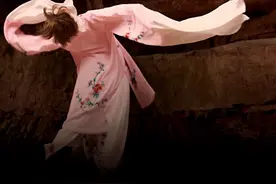 “我以为我八岁当家，靠的是这张脸吗”……“今天要下雨，流血的天气”……别念了，瞎子#解雨臣 #娱神舞视频封面