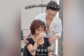 是什么让我边做头发边红了眼眶？43岁半生困于为弟操劳、不幸婚姻泥沼的姐姐，在弟弟支持下净身出户，决心重启人生。我为她定制 6 个月长效 5D 光影染发，告别频繁补染烦恼；针对她宽阔额头与高颅顶，以「分层修剪 + 刘海重塑」雕琢。打造胎毛刘海修饰发际线，滑剪增添发丝飘逸感。我想告诉30～80岁的女性：发型的蜕变，是斩断过往的勇气，更是爱自己的崭新开端。人生低谷不可怕，终能剪出属于自己的万丈光芒。快收藏、分享给你的发型师和好姐妹们！#剪发#染发#烫发#深圳海德发型设计#家暴零容忍