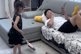 爸爸太不让人省心了，吃了一地的瓜子皮，你给我下来扫……😅#爸爸带娃 #斗智斗勇的日常 #一身反骨的人类幼崽 #万万没想到 #家有萌娃视频封面