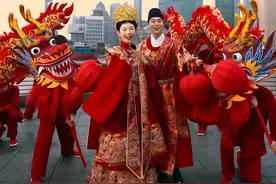 在上海拍了舞龙婚纱照，本以为会很吐没想到惊艳了整个朋友圈！#汉服婚纱照 #婚纱照 #舞龙婚纱照 #凤冠霞帔 #国风古韵视频封面