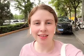 二宝一直期待的高跟鞋终于穿上了。 每天美美哒也可以呀