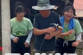 入伏啦！小羊都出了满身的汗，赶快让它们洗个凉水澡，洗搓安排上！#东北农村生活 #我的乡村生活 #农村 #记录真实生活 #新农人计划2024视频封面