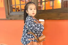 市场上买的便宜布头，给孙女做了一件民国风的套装，还是羽绒的哦。❤️#裁剪  #缝纫日常  #民国风#手工娃衣 #儿童汉服视频封面