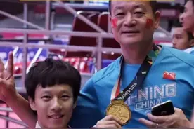 #林高远父亲因病去世，林高远发文悼念，因为父亲喜欢上乒乓球，“父亲省吃俭用让我去最好的地方训练，把一切最好的都给我”。#林高远曾陪治疗中的父亲一起剃头，此前一次采访中称，希望这个发型能给家人带来一些好运。视频封面