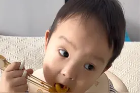 霸总的彩虹屁是一个接一个啊#自主进食 #宝宝吃饭 #人类幼崽迷惑行为大赏 #日常投喂视频封面