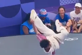 巴黎奥运会霹雳舞中国Lithe-ing亓祥宇首轮战胜日本选手 巴黎奥运会霹雳舞中国Lithe-ing亓祥宇首轮战胜日本选手#霹雳舞 #breaking #街舞 #bboy #奥运会视频封面