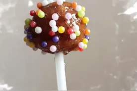 这是山楂球棒棒糖吧？ #萌宝小吃货 #零食#好吃又好玩的糖果视频封面