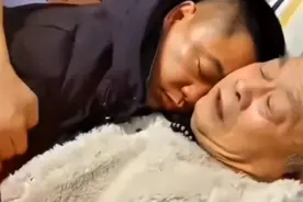 儿子喝多了枕着老父亲的肩膀睡着了，家人怕压疼了老人胳膊想把他叫醒，老父亲紧紧搂着儿子说疼就疼点吧不让家人叫醒他。网友们看到这温暖的一幕都是羡慕不已，多大了还能被老父亲这样搂着宠着，真是幸福啊！#随拍 #情感 #记录真实生活 #父亲 #浮生视界 @DOU+小助手视频封面