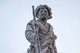 【开拓者】 在人类探险史册上，有一位名字崇高的探险家，他以无畏的勇气和卓越的决心，刻画出了一段惊心动魄的探索之旅。雅科夫·波哈博夫，俄罗斯的探险先锋，不畏艰险，挑战极限，在无边的未知中铸就了「伊尔库茨克」这座独特之城。他的脚步踏过荒野，穿越丛林，跋涉雪原，用勇气和智慧的火焰点燃了探索的星空。波哈博夫不仅是一位无畏的冒险家，更是伊尔库子科的奠基者。他的探险之旅，不仅创造了一座城市，更铸就了一段传奇。 #苏联雕塑 #俄罗斯雕塑 #苏联艺术 #苏联美学 #雕塑视频封面