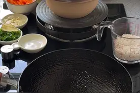 在家做饭🧑‍🍳一家三口简单午餐 今日菜单 🦪咸鸭蛋生蚝粥 🍗煎鸡腿 🍄炒蘑菇 #我的厨房日记 #生活烟火气就在这一锅 #一日三餐人间烟火 #家常菜 #美食治愈生活
