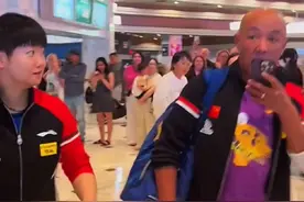 国乒美国大满贯赛事结束，肖指拍拍调皮的莎莎，王楚钦回酒店被球迷包围#王楚钦