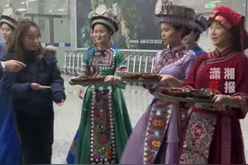 没想到，新年第一波入境张家界的游客被米酒拦住了 2024年12月31日深夜，张家界荷花国际机场，来自意大利、韩国等国的新年第一波入境游客抵达#张家界视频封面