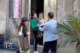 周末把宝宝扔到外婆家后续来了，去接人结果门都不让进了，估计两个宝宝把外婆累的够呛😂#双胞胎#家庭日常#90后带娃#家有萌娃欢乐多#人类幼崽成长记视频封面