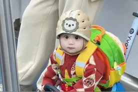 乖乖坐地铁的小手办 #人类幼崽 #我的萌娃像个小手办 #被小宝宝这表情拿捏了 #又是被女儿治愈的一天 #宝爸带娃视频封面