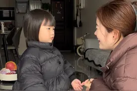 3岁宝宝第一天上幼儿园居然没哭，背后原因简直太搞笑了！#人小鬼大的小丫头 #人类幼崽越养越上头视频封面