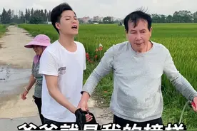 我这倔强的父亲，刚出院还出来喷农药。劝又不听，真是拿他没办法。#伟大的父亲 #泪奔瞬间 #父爱如山 @白子晴视频封面